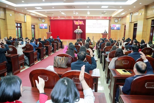 Các đại biểu biểu quyết thống nhất danh sách giới thiệu của cơ quan Ủy ban MTTQ tỉnh ứng cử đại biểu Quốc hội khóa XVI, đại biểu HĐND tỉnh khóa XIX, nhiệm kỳ 2026-2031