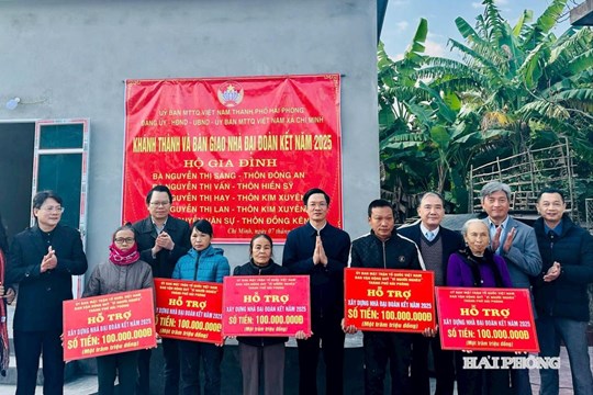 Ông Phạm Văn Lập, Phó Bí thư Thành ủy, Chủ tịch Ủy ban MTTQ Việt Nam thành phố trao kinh phí hỗ trợ các gia đình.